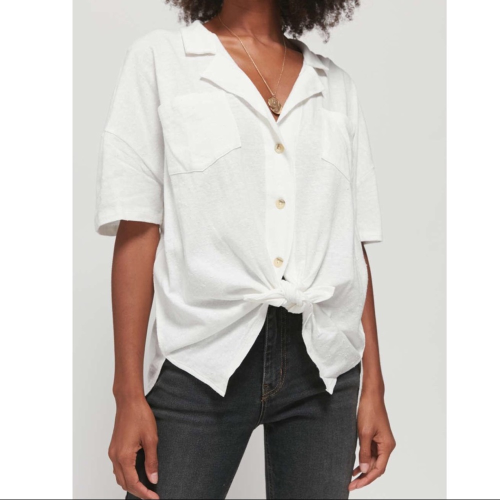 UO Iris short sleeve button down shirt. NWT small.